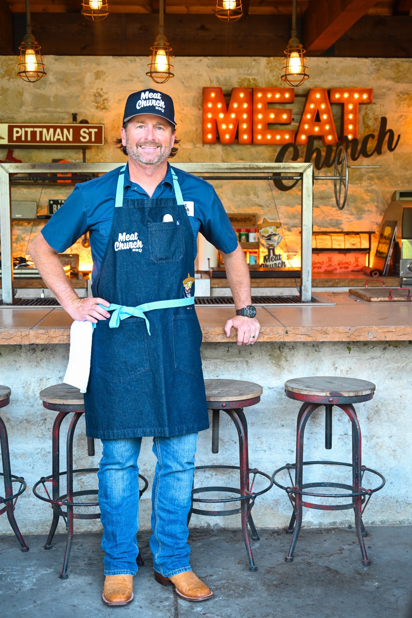 hedley-and-bennett-meat-church-apron-navy-p8 NAVY_H_B_APRON_LIFESTYLE_OUTDOOR_KITCHEN_TIED.jpg